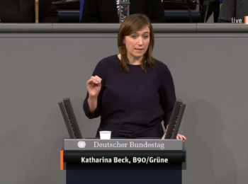 Katharina Beck während ihrer Rede im Plenarsaal