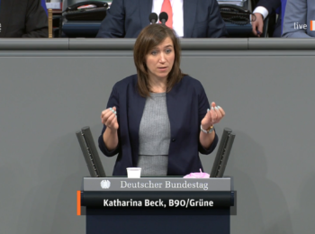Katharina Beck während ihrer Rede im Plenarsaal