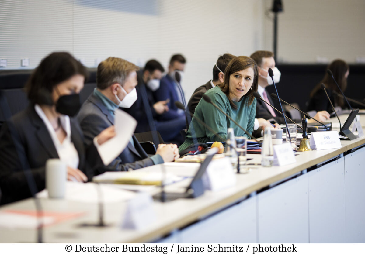 Bundesfinanzminister Christian Lindner (2vl), FDP, MdB, zu Gast im Finanzausschuss unter Leitung der stellvertretenden Vorsitzenden Katharina Beck (2vr) , Bündnis 90/Die Grünen, MdB.