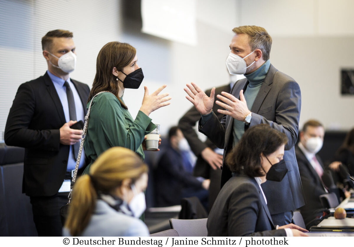 Bundesfinanzminister Christian Lindner (r), FDP, MdB, zu Gast im Finanzausschuss unter Leitung der stellvertretenden Vorsitzenden Katharina Beck (2vl), Bündnis 90/Die Grünen, MdB.